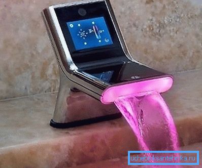 Construcție modernă din oțel inoxidabil cu electronică instalată, responsabilă de alimentarea cu apă și de temperatura acesteia