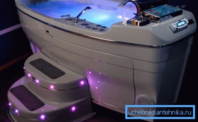 Baie modernă cu iluminare din spate. Baie modernă cu iluminare din spate.