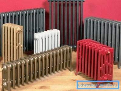 Baterii moderne din fontă, unii producători produc cu picioare - ca radiator de podea