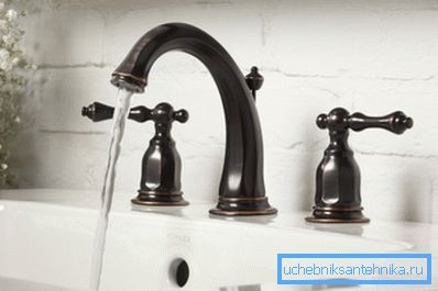 Mixer modern de bronz patinat. Mixer modern de bronz patinat.