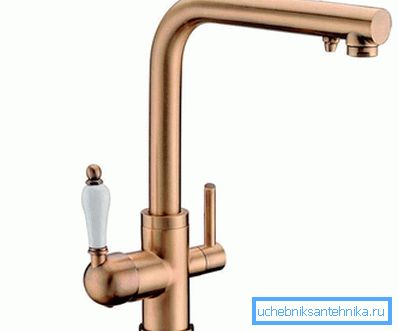 Mixer modern, antic stilizat, dotat cu un cap de duș cu hidromasaj. Mixer modern, antic stilizat, dotat cu un cap de duș cu hidromasaj.
