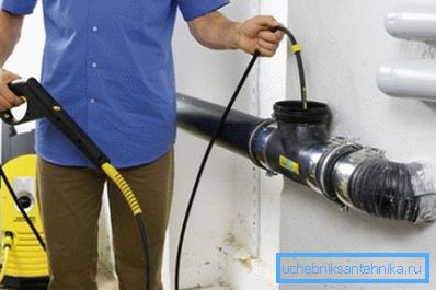 Un dispozitiv special pentru suflarea țevilor sub presiune a apei este cel mai adesea folosit de meșteșugari profesioniști sau companii care oferă servicii similare.