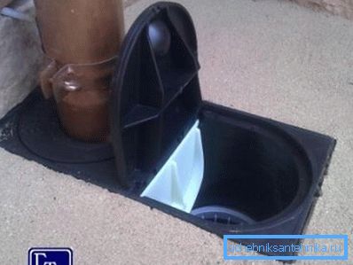 Un dispozitiv de captare special cu o trapă de inspecție va ajuta la evitarea colmatării sistemului, dar după fiecare ploaie trebuie curățat.