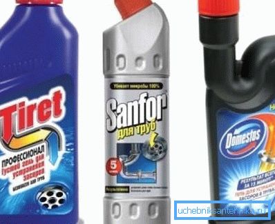 Produse chimice pentru uz casnic pentru a elimina blocajele.