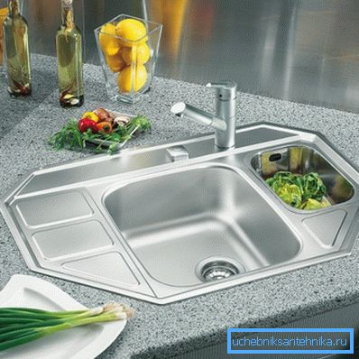 Chiuvetele din oțel inoxidabil sunt accesorii familiare ale bucătăriilor moderne.