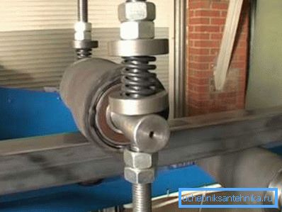 Mașina pentru curățarea unei țevi de profil din metal