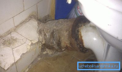 Produsele din fontă veche sunt foarte greu de înlocuit - acest proces necesită dezmembrarea majorității sistemului de canalizare Produsele din fontă veche sunt foarte greu de înlocuit - acest proces necesită dezmembrarea majorității sistemului de canalizare