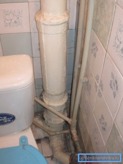Tevile vechi vor strica aspectul băii, chiar dacă camera a fost bine renovată.