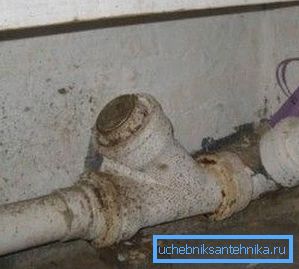 Tevile vechi provoacă miros Tevile vechi provoacă miros
