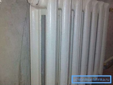 Vechiul radiator pe 7 secțiuni pentru mai mult de o duzină de ani se confruntă în mod regulat cu încălzirea unui apartament