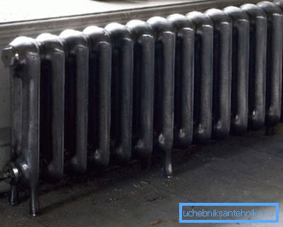 Radiator de fontă staționară instalat sub fereastră