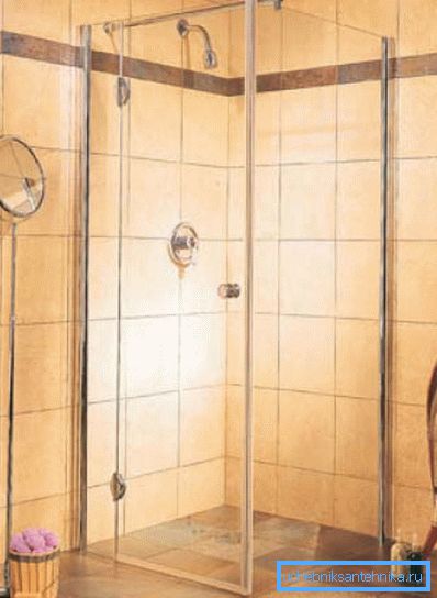 Perdele de sticlă pentru o cabină de duș fără un palet