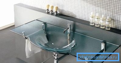 Dulap de sticlă ca un exemplu de tendințe moderne în domeniul producției de instalații sanitare.