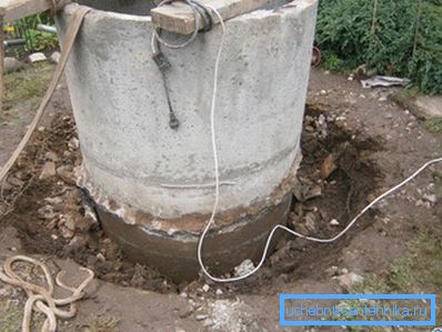 Pereții butoiului rotund sunt întăriți cu inele de beton cu șaibe de andocare.