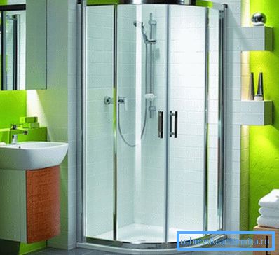 Interiorul elegant al unei săli de duș într-o casă privată