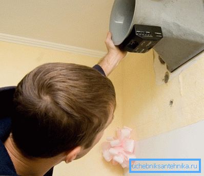 Merită să ne amintim că instalarea de echipamente speciale în interior nu va rezolva problema lipsei structurale a unui astfel de canal de ventilație. Merită să ne amintim că instalarea de echipamente speciale în interior nu va rezolva problema lipsei structurale a unui astfel de canal de ventilație.