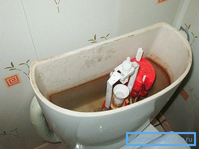Judecând după culoarea apei, filtrul este complet înfundat. Judecând după culoarea apei, filtrul este complet înfundat.