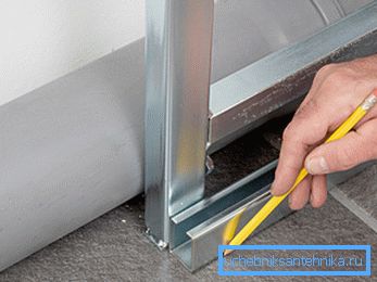 Deoarece construcția cadrului mănâncă o zonă utilizabilă în interior, încercați să poziționați profilul cât mai aproape de conducte.