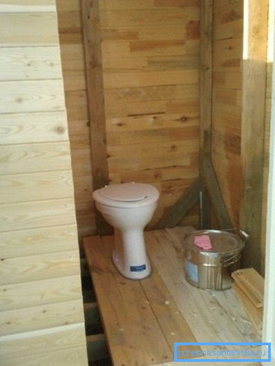 Arată ca o toaletă de țară cu toaletă