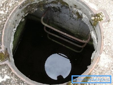 Arată ca o trapă care duce la sistemul public de canalizare