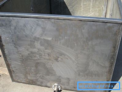 Seamănă cu un rezervor de metal pentru o cabină de duș în formă finită, capacul fiind făcut separat și plasat după fixarea recipientului