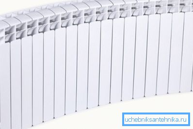 Un astfel de radiator este greu de instalat, este mai ușor să folosiți două opțiuni mici. Un astfel de radiator este greu de instalat, este mai ușor să folosiți două opțiuni mici.