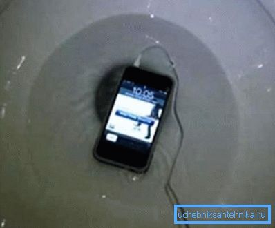 Telefon în toaletă - situația nu este plăcută
