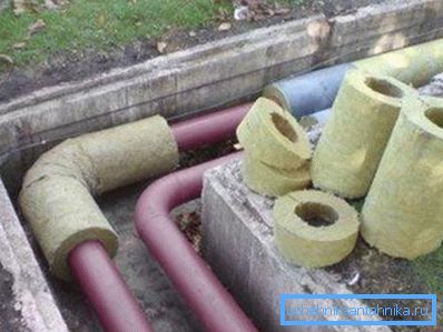 Izolarea termică a sistemului de încălzire, așezată pe stradă