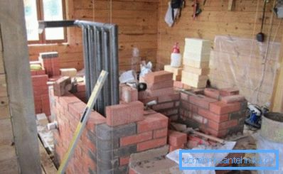 Schimbătorul de căldură este amplasat în cuptor la etapa de construcție.