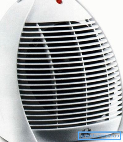 Încălzitorul ventilatorului (prezentat pe imagine) încălzește aerul bine, dar produce mult zgomot în timpul funcționării.