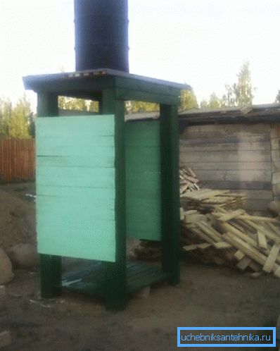 Designul tipic al unui duș de vară cu un butoi. Designul tipic al unui duș de vară cu un butoi.