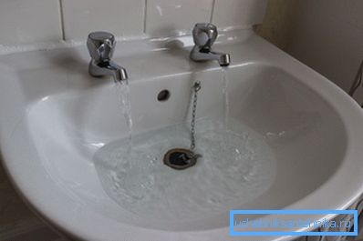 Baie tipic britanică. Fotografia a fost făcută de un turist rusesc în portul Glasgow în mai 2014. Baie tipic britanică. Fotografia a fost făcută de un turist rusesc în portul Glasgow în mai 2014.