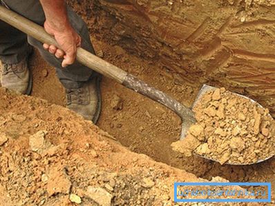 Trench pentru conducte de canalizare