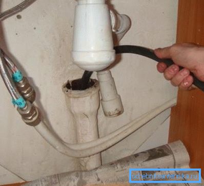 Un cablu rula direct în țeavă.