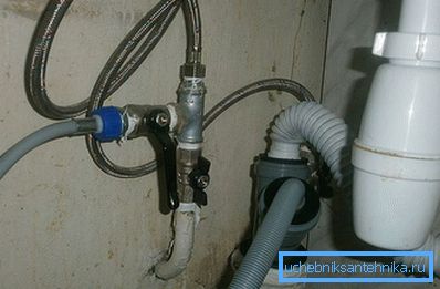 Conducta de evacuare este conectată printr-un adaptor Conducta de evacuare este conectată printr-un adaptor
