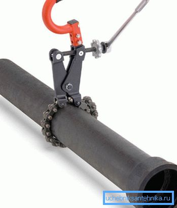 Cutterul pentru țevi este ușor de folosit, principalul lucru pe care producătorii acestui instrument îl întreabă este să păstreze lanțul în locuri impermeabile Cutterul pentru țevi este ușor de folosit, principalul lucru pe care producătorii acestui instrument îl întreabă este să păstreze lanțul în locuri impermeabile