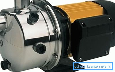 Pompă centrifugă cu auto-amorsare cu ejector încorporat.