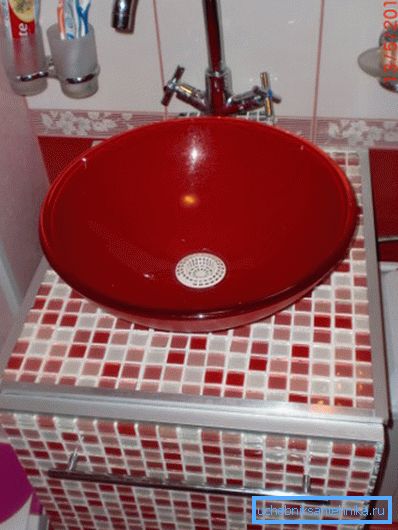 Noptieră sub chiuveta din baie cu propriile mâini pe parametrii individuali