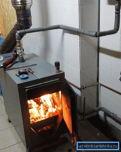 Cazan de combustibil solid în sala cazanului