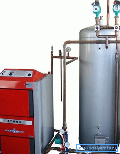 Cazan de combustibil solid cu stocare de căldură