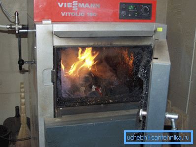 Cazan de piroliză cu combustibil solid pe lemn pentru încălzirea locuinței.