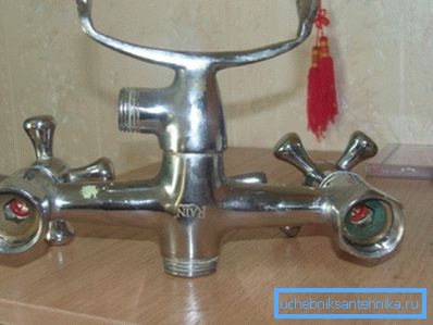 În mixere moderne, ele fac parte din corpul navei. În vechile dispozitive domestice, năluci au fost așezate pe marginea coaselor.