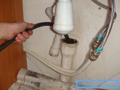 Înlăturarea blocajului de canalizare cu un cablu special