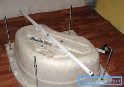 Cabină de duș colțar 100x100 cu o bază înaltă în timpul instalării Cabină de duș colțar 100x100 cu o bază înaltă în timpul instalării