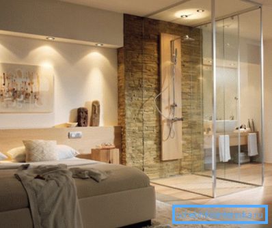 Cornetele fac compartimentul de duș o parte organică a interiorului într-un apartament studio
