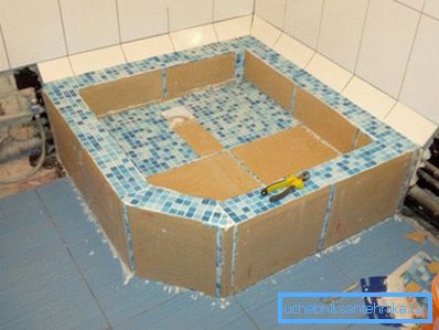 Montarea mozaicurilor decorative.