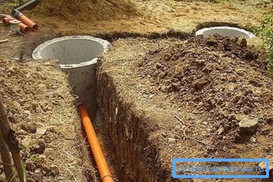 Țeava care se află în rezervorul septic