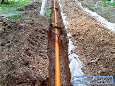 Puneți canalul de canalizare în acele locuri în care în viitor nu există o construcție planificată sau plasarea unei platforme pentru odihnă, parcare Puneți canalul de canalizare în acele locuri în care în viitor nu există o construcție planificată sau plasarea unei platforme pentru odihnă, parcare
