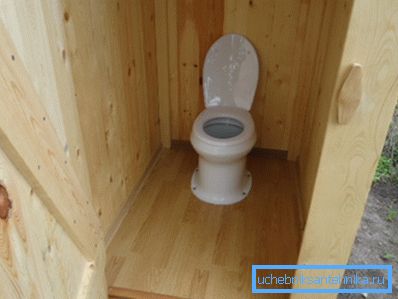 Toaletă în toaletă de țară - confortul unui apartament de oraș în natură
