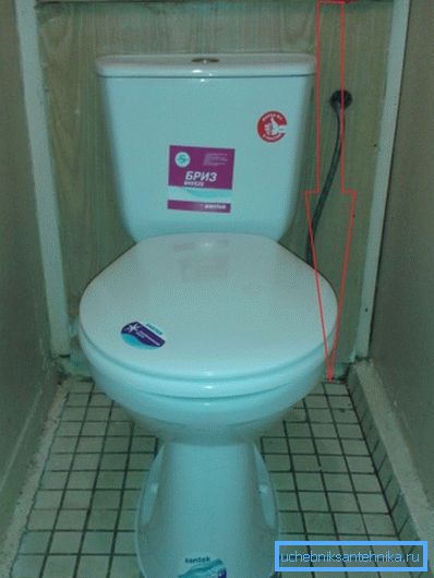 Toalete de până la 70 cm (joase) sunt instalate în băi cu dulapuri sanitare
